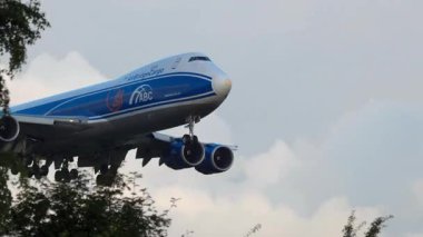 AMSTERDAM, NETHERLANDS - 25 Temmuz 2017: Boeing 747, AirBridgeCargo 'nun VQ-BRH' ı Amsterdam Havalimanı Schiphol 'a iniyor. Jumbo jet iniyor.