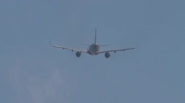 Ticari jet havalanıyor ve gökyüzüne tırmanıyor. Kalkıştan sonra irtifa kazanan yolcu uçağı, uçuşun ortasında yakalandı. Havacılık, hava yolculuğu ve küresel ulaşım konuları için mükemmel..