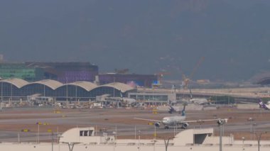 HONG KONG - 29 HAZİRAN 2025: kalkıştan önce yolcu uçağı Airbus A330 Cathay Pacific hızlanma görüntüleri. Uçak kalkıyor. Seyahat kavramı