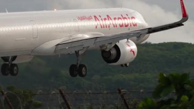 PHUKET, THAILAND - 24 Şubat 2025: Air Arabia Airbus A321, A6-ATB Phuket Havaalanına iniş