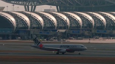 BANGKOK, THAILAND - 15 Mart 2025: Airbus A320, 9V-JSM Jetstar Asia Bangkok havaalanından havalanıyor. Yolcu jeti kalkıyor. Trevel konsepti