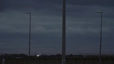 KUALA LUMPUR, MALAYSIA - 13 Ocak 2025: Yolcu uçağı Batik Air Boeing 737, PK-LDM alacakaranlıkta Kuala Lumpur Havalimanı 'ndan havalanır. Seyahat kavramı