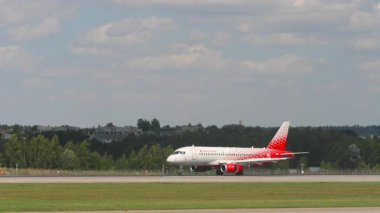 MOSCOW, Rusya Federasyonu - 31 Temmuz 2021: uçak Sukhoi Superjet 100, RA-89116 Rossiya iniş, fren, yan görüş. Yolcu uçağı pistte. Avia trafiği. Seyahat kavramı