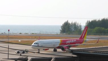 PHUKET, THAILAND - 07 Mart 2025: Tayland Vietnam Hava Yolları A321 HS-VKJ Phuket Havaalanı 'nda çekici. Havacılık, seyahat ve izleme temaları