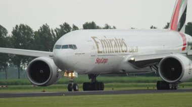 AMSTERDAM, NETHERLANDS - 25 Temmuz 2017 İniş pistinde Emirates kargo Boeing 777, A6-EFO, orta çekim