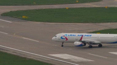 SOCHI, RUSSIA - 02 Ağustos 2022: Airbus A321, Ural Havayolları 'ndan RA-73798 Sochi, Adler Havaalanı' ndaki piste iniyor. Yolcu uçağı kalkıyor. Seyahat kavramı