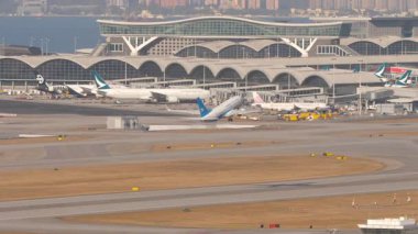 HONG KONG - 28 Ocak 2025: uçak Boeing 737, B-5277 Xiamen Air Chek Kap Kok havaalanından havalandı. Uçak kalkıyor. Seyahat kavramı