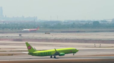 BANGKOK, THAILAND - 15 Mart 2025: S7 Boeing 737, RA-73412 kalkış ve Suvarnabhumi Havalimanı 'na tırman. Sibirya Havayolları kalkıyor.