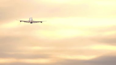 Büyük yolcu uçakları gün doğumuna veya günbatımına karşı yükseklik kazanıyor