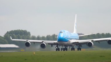 AMSTERDAM, NETHERLANDS - 25 Temmuz 2017: KLM 'nin Boeing 747' si, PH-BFW ivmesi kalkıştan önce. Uçak kalkıyor. Seyahat kavramı