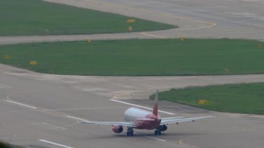 SOCHI, RUSSIA - 02 AĞUSTOS 2022: Sukhoi Superjet 100-95B, RA-89056 Rossiya pisti, Adler havaalanı. Yolcu uçağı kalkıyor. Seyahat kavramı