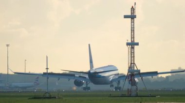 AMSTERDAM, NETHERLANDS - 25 Temmuz 2017: KLM Havayolları, gün batımında Schiphol Havaalanı, Amsterdam 'a indikten sonra frenleme