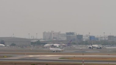 BANGKOK, THAILAND - 17 Mart 2025: Çin Doğu Havayolları 'ndan Boeing 737, B-1703 sefer sayılı ticari uçak Suvarnabhumi havaalanından havalandı. Uçak kalkıyor. Seyahat kavramı