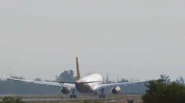 ALMATY, KAZAKHSTAN - 25 Haziran 2024: Macaristan Hava Kargo Airbus A330 Almaty havaalanından kalkıyor. Geniş gövdeli nakliye uçağı ayrılıyor.