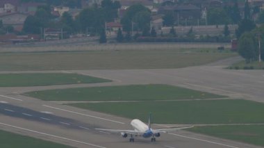 SOCHI, RUSSIA - 02 AĞUSTOS 2022: Yolcu uçağı Airbus A321, Ural Havayolları 'nın RA-73798' i Sochi, Adler havaalanından havalandı. Seyahat kavramı