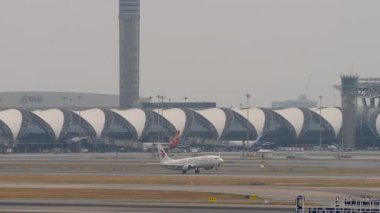 BANGKOK, THAILAND - 17 Mart 2025: Çin Doğu Havayolları Boeing 737, B-1703, Suvarnabhumi Havaalanı 'ndan kalkıyor. Uçak kalkışı, seyahat ve havacılık temaları için ideal.