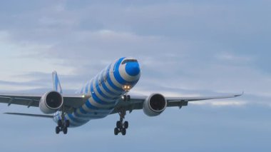 PHUKET, THAILAND - 24 Şubat 2025: Akbaba yolcu uçağı Airbus A330, D-ANRC Phuket havaalanına indi. Uçak geliyor. Seyahat kavramı