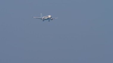 PHUKET, THAILAND - 20 HAZİRAN 2025: Tayland Kraliyet Hava Kuvvetleri Airbus A320, HS-TYW Phuket havaalanına inmek üzere. Uçak uçuyor..