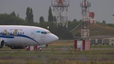 ALMATY, KAZAKHSTAN - 27 Haziran 2025: SCAT Havayolları Boeing 737, UP-B3724, Almaty Havaalanı taksi yolu boyunca ilerliyor, yan perspektif.