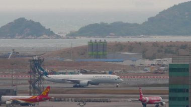 HONG KONG - 26 Ocak 2025: Cathay Pacific Airbus A350, B-LRO Chek Kap Kok havaalanından kalkıyor. Uçak kalkıyor. Seyahat konsepti. Beneklenme