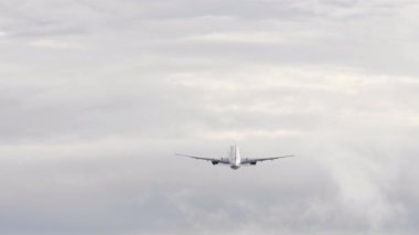 Bir yolcu uçağının yavaş çekim sahnesi kalkıyor, kalkıyor. Uçak durmaksızın yükseliyor.