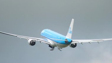 AMSTERDAM, NETHERLANDS - 25 Temmuz 2017: Airbus A330 KLM, PH-AOC yolcu uçağı kalkış, arka görüş. Uçak kalkıyor. Seyahat kavramı