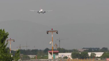 Tanımlanamayan üniformalı yolcu uçağı iniyor. Ticari uçak geliyor.