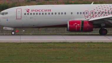 MOSCOW, Rusya Federasyonu - 29 Temmuz 2021: Boeing 737-8LJWL, Rossiya iniş ve frenleme başkan yardımcısı, yan görüş. Yolcu uçağı geliyor.