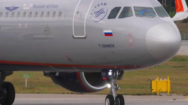 MOSCOW, Rusya Federasyonu - 29 Temmuz 2021 Airbus A321, Aeroflot taksicilik, ön görüş, orta çekim