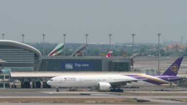 BANGKOK, THAILAND - 15 Mart 2025: Tayland Havayolları Boeing 777, HS-TKQ, yan görüş. Geniş gövdeli yolcu uçağı. Seyahat kavramı