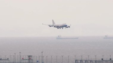 HONG KONG - 26 Ocak 2025: Boeing 747 Asiana Kargo uçağı Chek Kap Kok havaalanına indi. Jumbo jet geliyor..