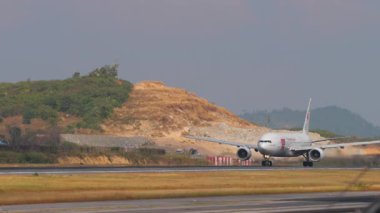 PHUKET, THAILAND - 14 Şubat 2025: Geniş gövdeli Boeing 777, RA-73329 Kızıl Kanatlar havalandı. Yolcu uçağı kalkıyor. Seyahat kavramı