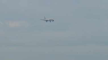 KUALA LUMPUR, MALAYSIA - 13 HAZİRAN 2025, İniş için yaklaşan uçak Katar Havayolları. Seyahat ve havacılık temaları