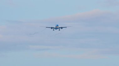 Tanımlanamayan çizgili bir üniformayla iniş için yaklaşan bir jetin yavaş çekim görüntüleri.