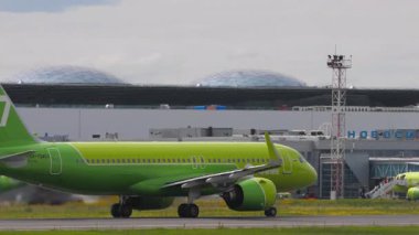 NOVOSIBIRSK, RUSSIAN FEDERASYONU - 15 Temmuz 2022: Airbus A320, S7 Airlines 'dan RA-73457 Tolmchevo havaalanından kalkmadan önce hız kazanıyor, yan görüş