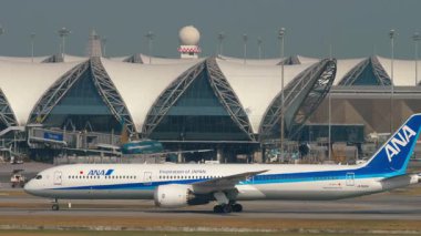 BANGKOK, THAILAND - 15 Mart 2025: Tüm Nippon Havayolları Boeing 787 Dreamliner, JA902A Suvarnabhumi havaalanında taksicilik. Japonya Havayolları. Seyahat kavramı