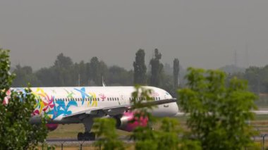 ALMATY, KAZAKHSTAN - 26 Haziran 2025: Sunday Airlines Boeing 757, UP-B5705, Pist boyunca hızlanıyor ve Almaty Havaalanı 'ndan havalanıyor..
