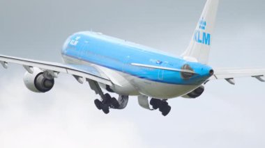 AMSTERDAM, NETHERLANDS - 25 Temmuz 2017 KLM Airbus A330 kalkış, arka görüş. Uçak kalkıyor. Seyahat kavramı