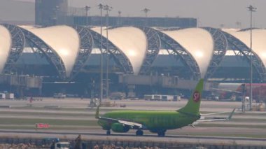 BANGKOK, THAILAND - 01 Mart 2023: Boeing 737, RA-73668 S7 Airlines, Suvarnabhumi havaalanına indikten sonra fren yapıyor. Uçak geliyor. Beneklenme