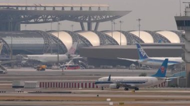 BANGKOK, THAILAND - 17 Mart 2025: Boeing 737, Çin Güney Havayolları B-1408 Suvarnabhumi havaalanında taksicilik. Seyahat kavramı