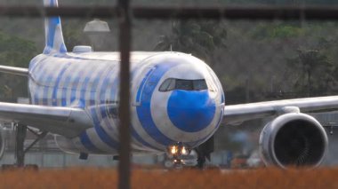 PHUKET, THAILAND - 24 Şubat 2025: Akbaba Airbus A330, Phuket havaalanında Mavi Deniz Livery taksisi ile D-ANRC. Uçak geliyor. Seyahat kavramı