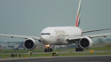 AMSTERDAM, NETHERLANDS - 25 Temmuz 2017: Emirates Kargo Boeing 777 uçağı, A6-EFO, piste doğru ilerliyor..