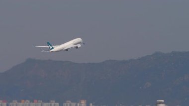 HONG KONG - 28 HAZİRAN 2025: Cathay Pacific Chek Kap Kok havaalanından kalkıyor, Hong Kong