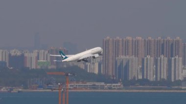 HONG KONG - 28 Ocak 2025: Yolcu uçağı Cathay Pacific Airbus A350, B-LRN Chek Kap Kok havaalanından kalkıyor, Hong Kong, uzun mesafe. Seyahat kavramı