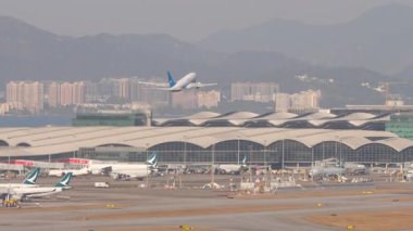 HONG KONG - 28 Ocak 2025: uçak Boeing 737, B-5277 Xiamen Air Chek Kap Kok havaalanından havalandı. Uçak kalkıyor. Seyahat kavramı