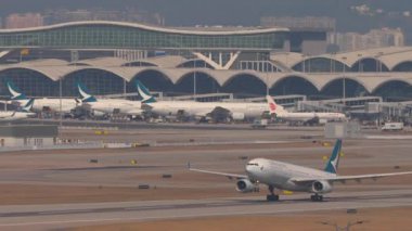HONG KONG - 29 HAZİRAN 2025 PASvoy uçağı Cathay Pacific Airbus A330, B-HLN kalkışı. Uçak kalkıyor. Seyahat kavramı