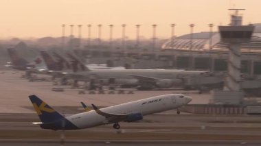 BANGKOK, THAILAND - 15 Mart 2025: K-Mile Air Boeing 737, HS-KMD, Suvarnabhumi Havaalanı 'ndan kalkış yapmaktadır. Havacılık ve seyahat temaları için mükemmel