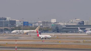 BANGKOK, THAILAND - 16 Mart 2025: JDL Airlines uçağı, Boeing 737, B-221L Bangkok havaalanından havalanıyor. Uçak kalkıyor, yan görüş. Seyahat kavramı