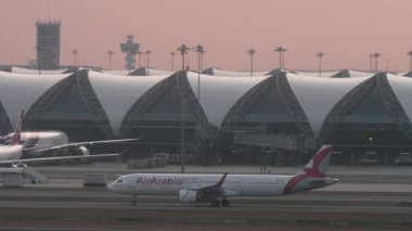 BANGKOK, THAILAND - 15 Mart 2025: Ticari uçak Air Arabia Airbus A321, A6-ATA Suvarnabhumi Havaalanı 'nda taksicilik. Seyahat kavramı