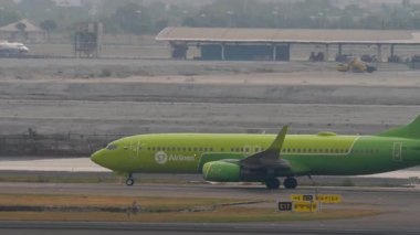BANGKOK, THAILAND - 17 Mart 2025: S7 Airlines uçakları, Boeing 737 Suvarnabhumi havaalanında taksicilik. Seyahat kavramı